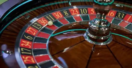 Antarmuka aplikasi esslot menampilkan menu utama dengan opsi sportsbook, live dealer, dan slot